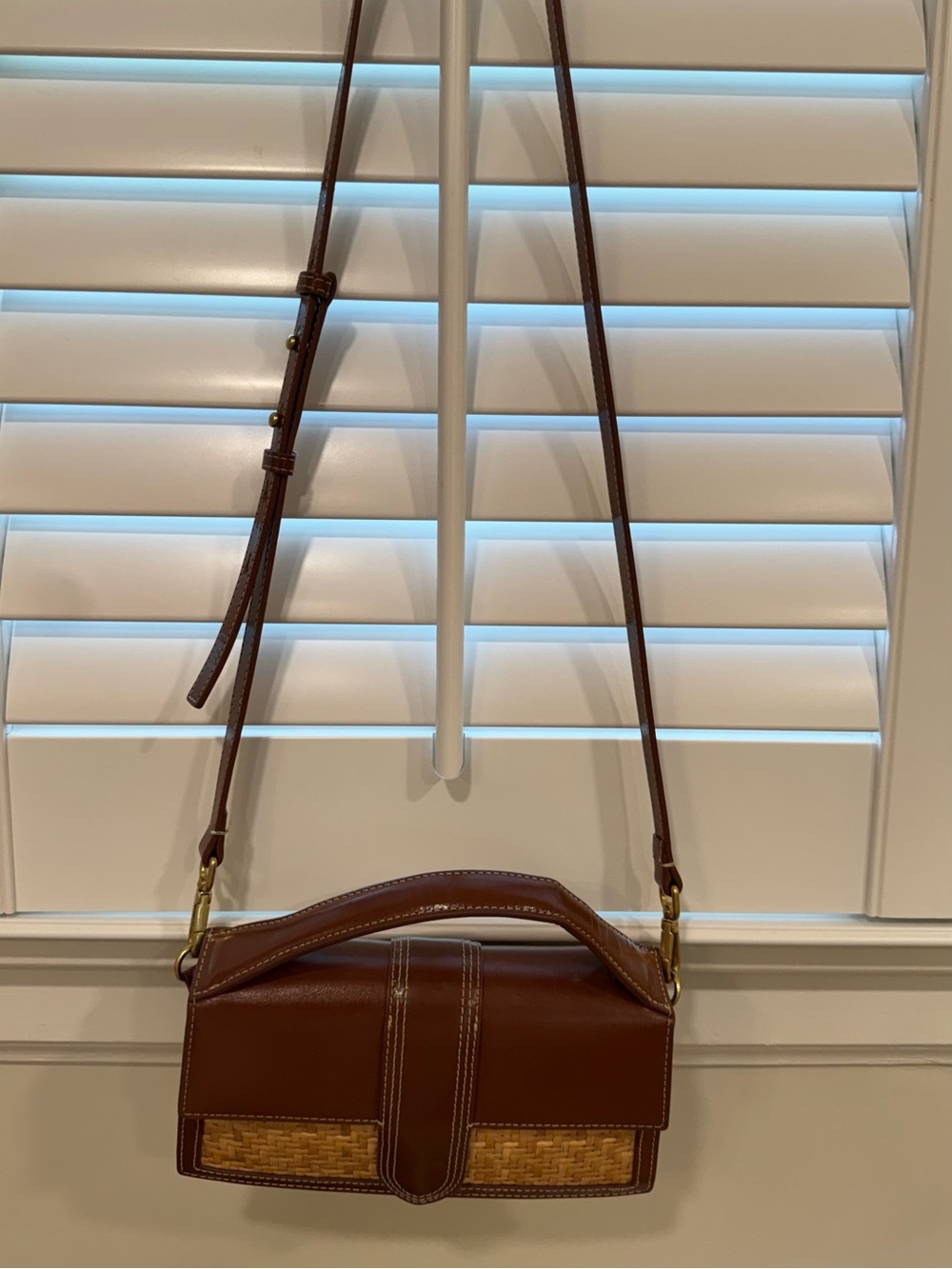EUC J. McLaughlin Tan Leather and Natural Woven Shoulder Bag - Picture 4 of 9